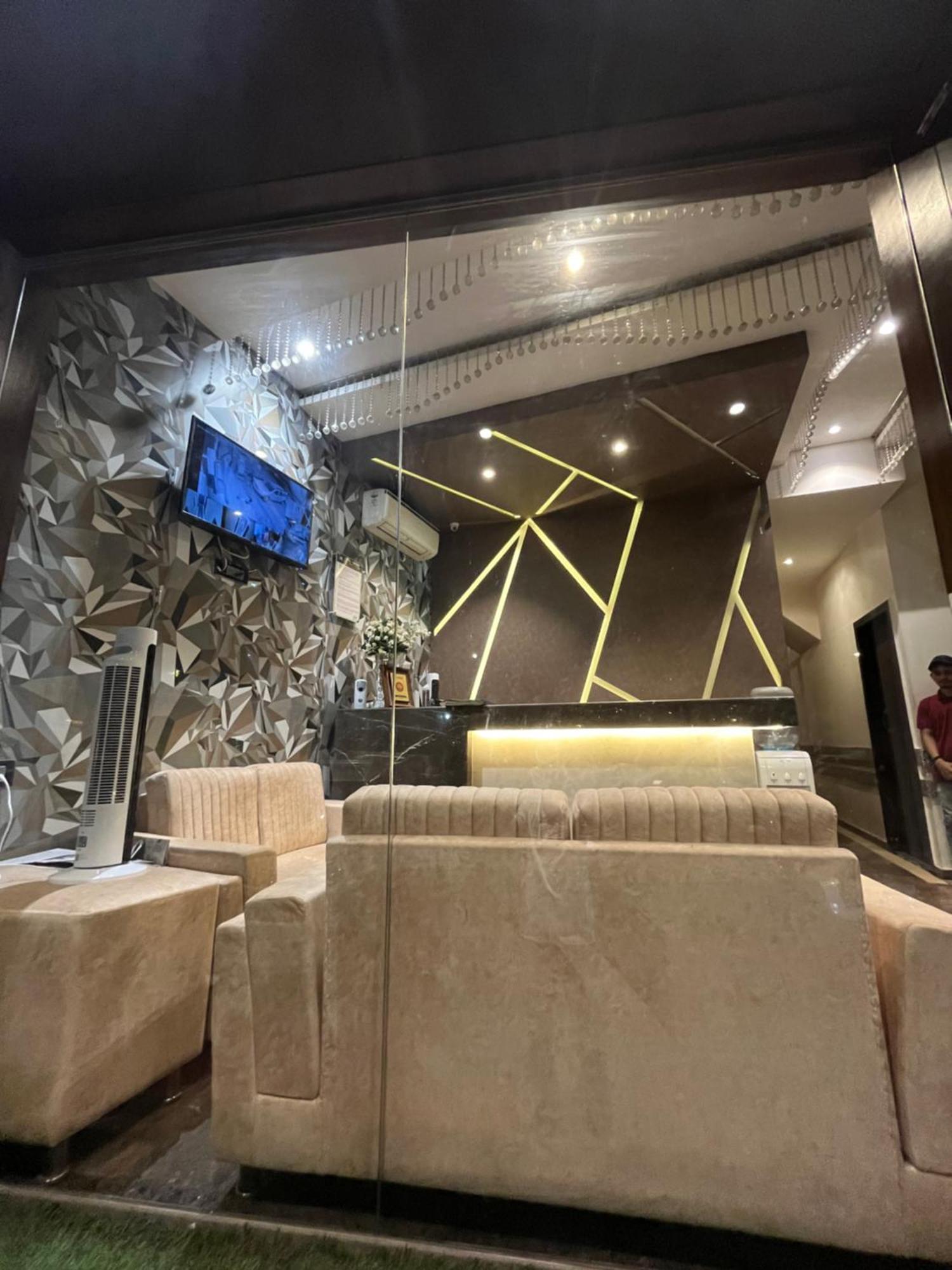 Hotel Meriton Mumbai International Airport T-2 Экстерьер фото