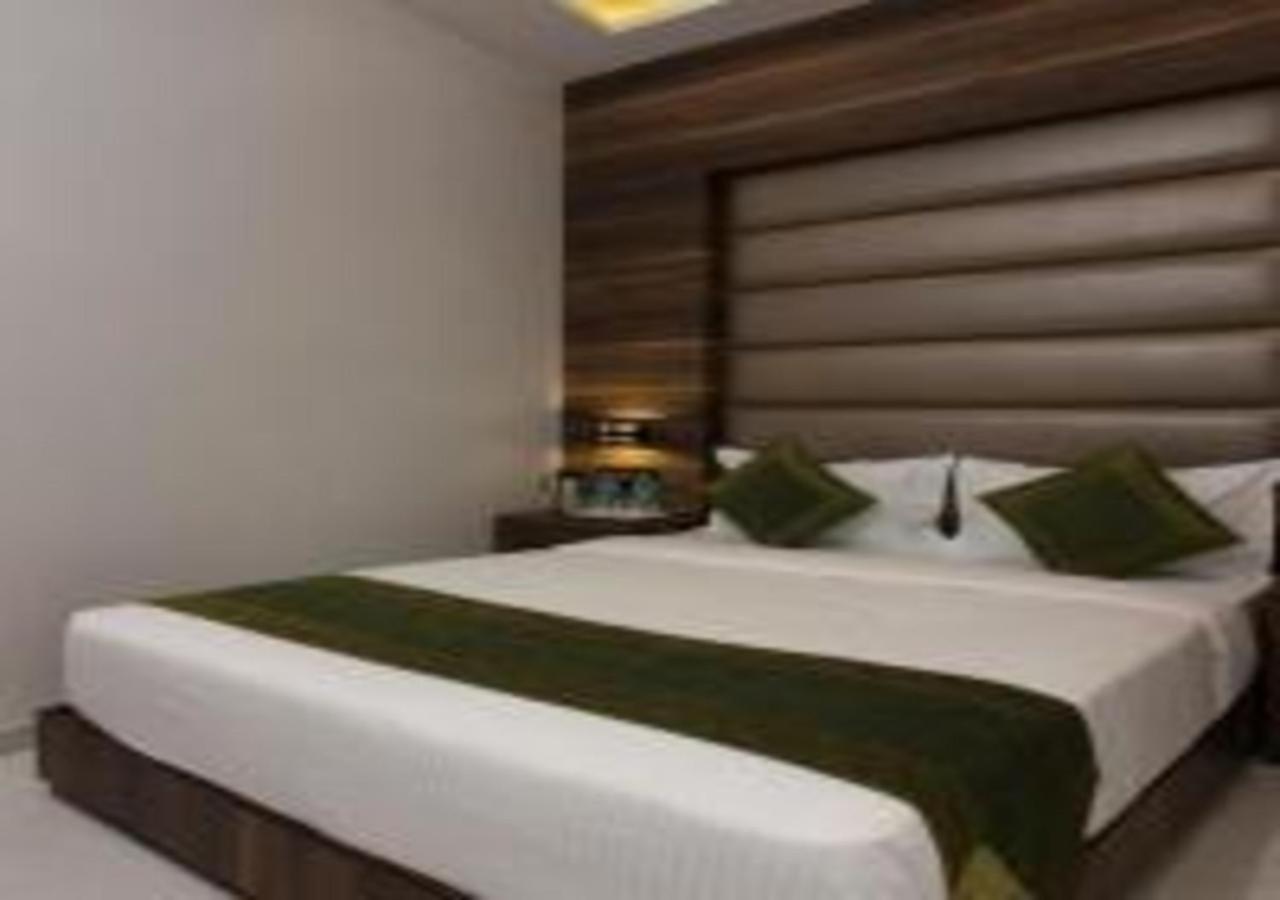 Hotel Meriton Mumbai International Airport T-2 Экстерьер фото