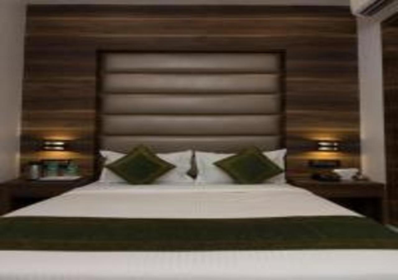 Hotel Meriton Mumbai International Airport T-2 Экстерьер фото