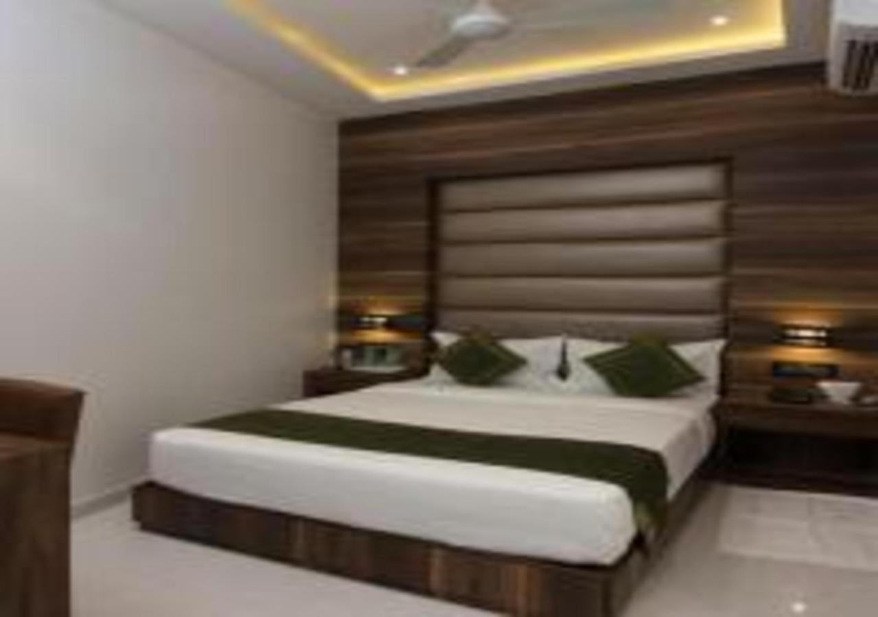 Hotel Meriton Mumbai International Airport T-2 Экстерьер фото