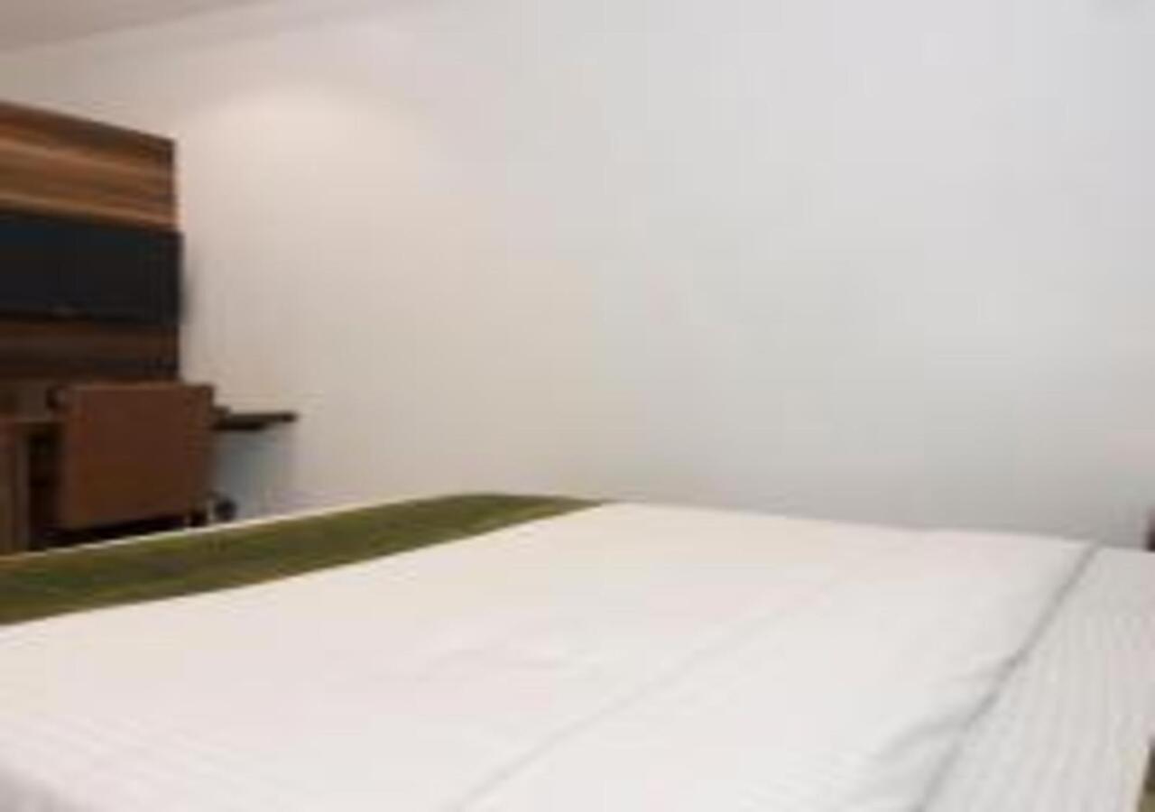 Hotel Meriton Mumbai International Airport T-2 Экстерьер фото