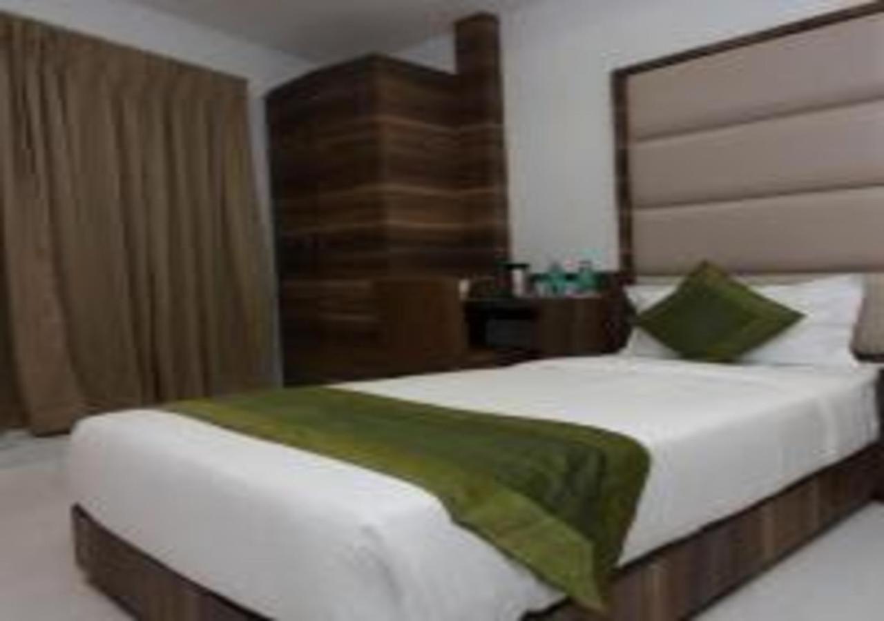 Hotel Meriton Mumbai International Airport T-2 Экстерьер фото