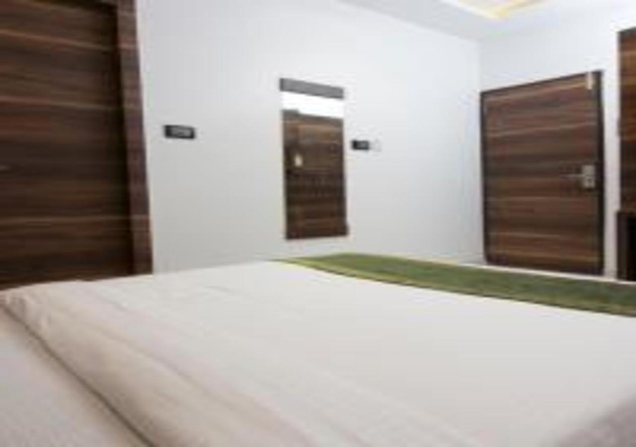 Hotel Meriton Mumbai International Airport T-2 Экстерьер фото